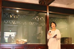 会長自身の作品の前で